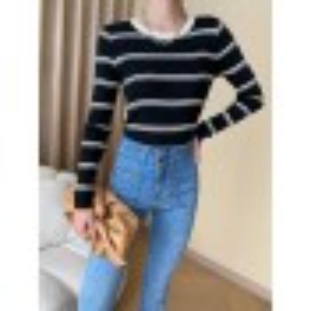 A Retro Color-blocking Striped Fitted Knitted Sweater for Women To Wear As A Base Layer In Autumn, Making Them Look Younger and Slimmer