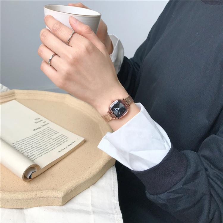 

Модные женские часы с маленьким циферблатом, кварцевые, с сетчатым ремешком