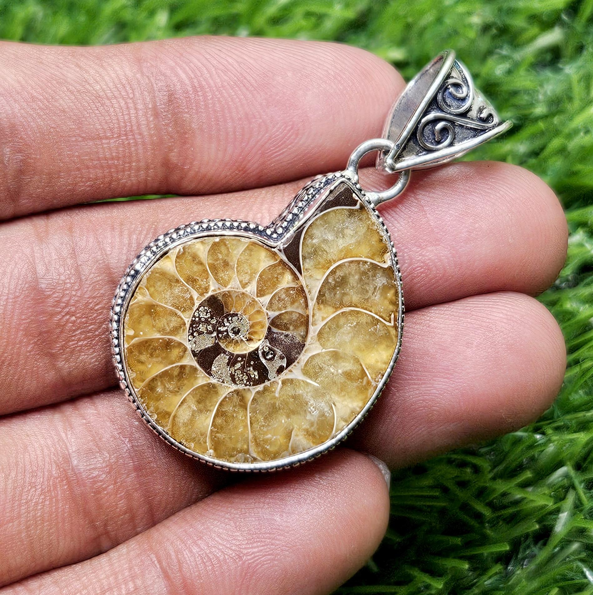 

Подвеска из натурального аммонита из стерлингового серебра 925 пробы Подвеска из ископаемого подарка для нее жёлтый