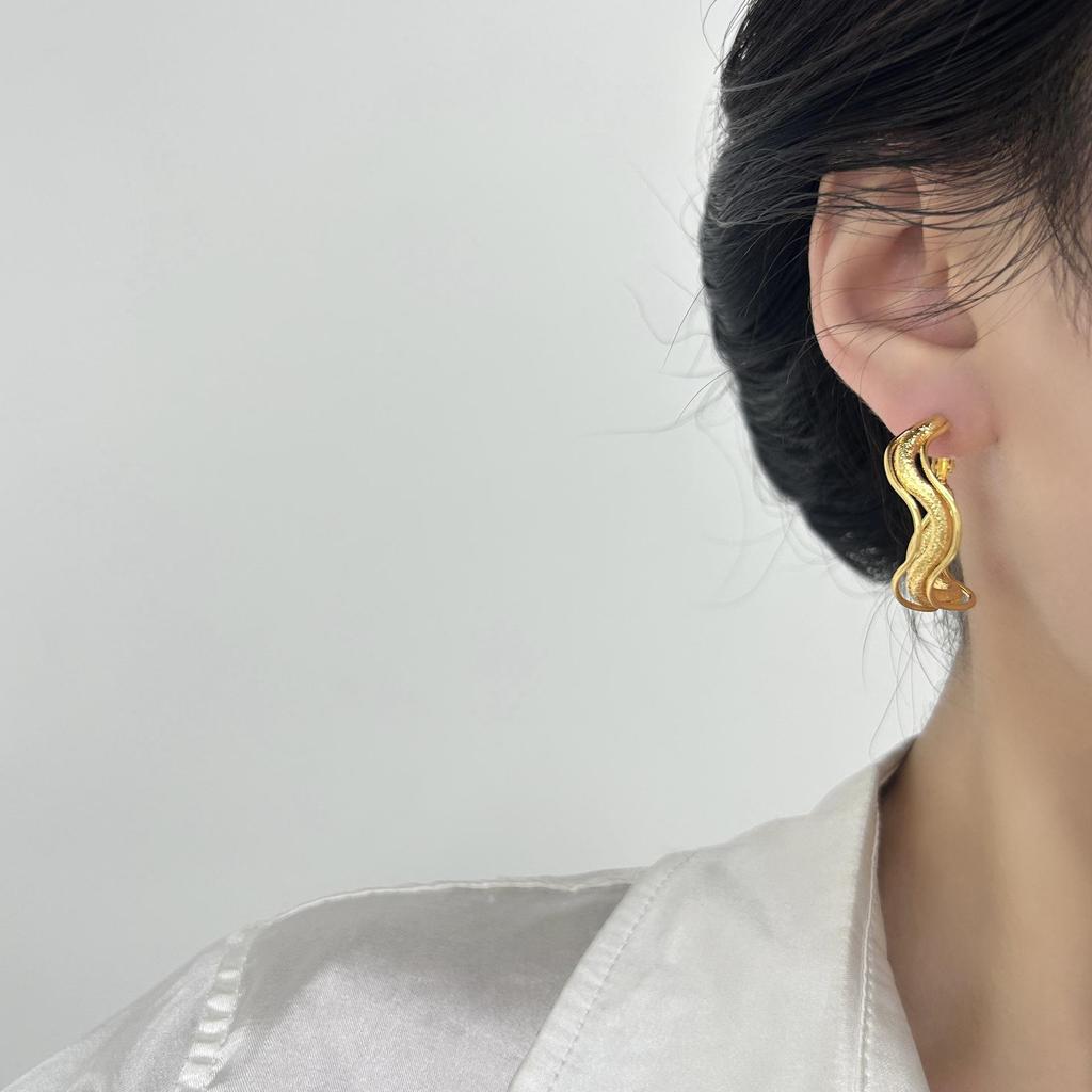 Blogger-Endorsed Wavy Circular Ear Cuff Earrings: Chic, Stylish Irregular Hoops for a High-End Look