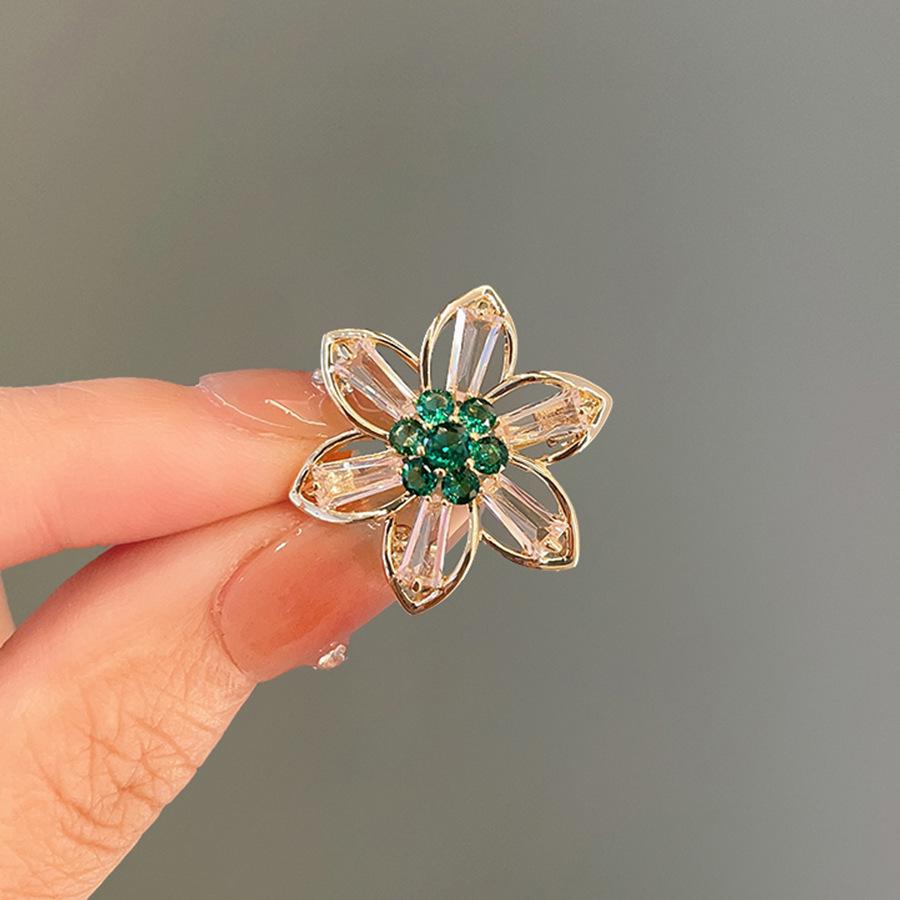 2024 Women's High-Grade Anti-Exposure Brooch: Stylish, Niche Design Clothes Pin.