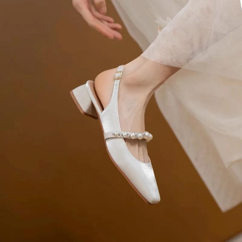 Neue Damen Sandalen Satin Quadratischer Absatz Quadratische Zehenpartie Schnallenriemen Neuheit Streetstyle Britischer Stil Perlen Gürtel Schuhe für Damen