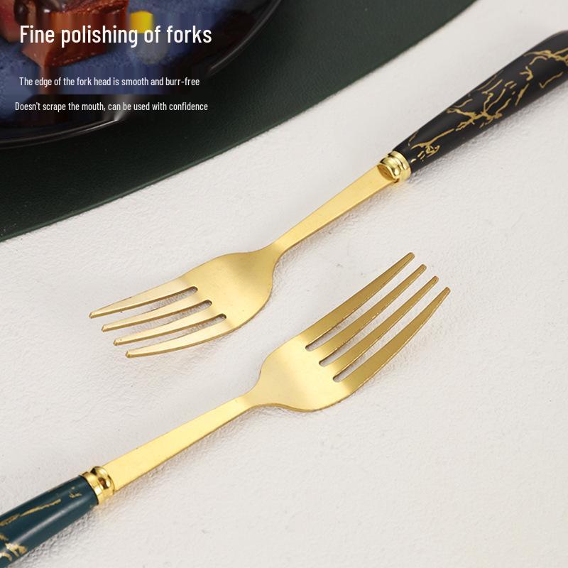 Set di Posate da 24 Pezzi in Acciaio Inossidabile con Manici a Fantasia Marmo e Porta Posate: Include Coltello da Bistecca, Forchetta, Cucchiaio e Cucchiaino.