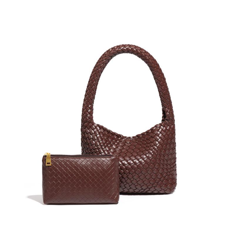 Trendy retro niche armpit bag fashionable and casual versatile handwoven bag soft leather large capacity hand lift mother and child bag