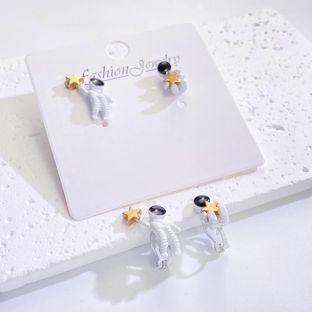 Astronaut Astronauten Ohrringe Sterne pflücken Mond Stecker Ohrringe weiblich ins Wind süße Mode asymmetrischer Trend Ohrknorpel Clip