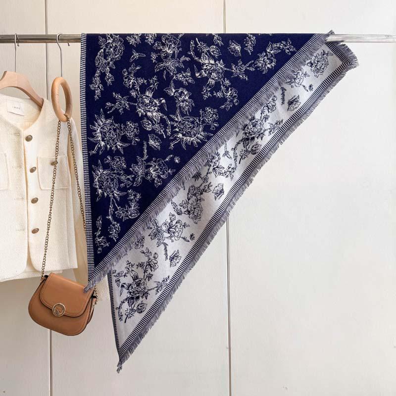 Spot autumn and winter roll grass triangle towel European and American retro skin-friendly boutique jacquard cashew flower imitation cashmere shawl