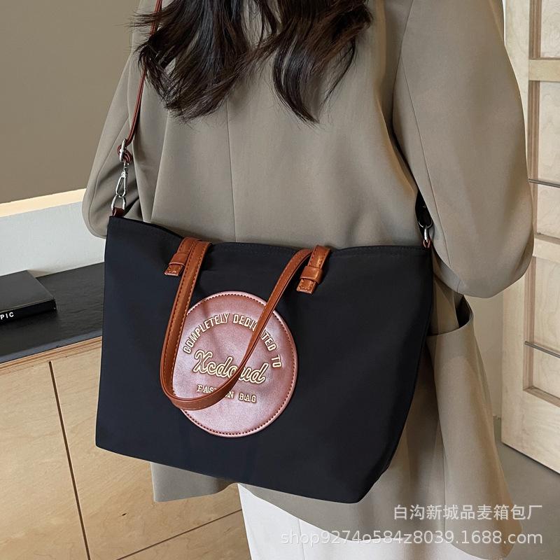 Stylish large-capacity messenger bag ins wind lightweight Oxford Buttot bag 2025 new casual commuter shoulder bag