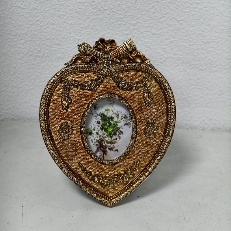 European Retro Carved Photo Frame: French Light Luxury Resin Decor for Wall or Tabletop In Living Room or Bedroom.