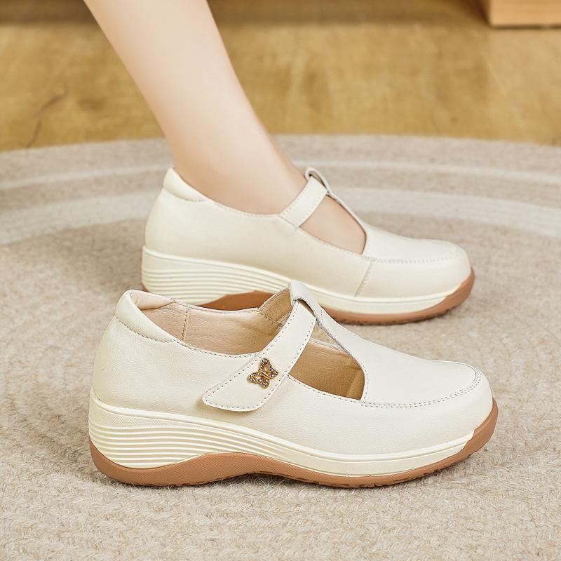 Schräger Absatz kleine weiße Schuhe Damen 2025 neu Sommer hohle Sandalen mit weicher Sohle rutschfest dicksohlig Frühling und Herbst lässige Board-Schuhe Damen
