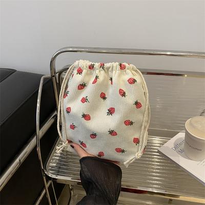 Moda baskılı sevimli çilek mini kova çanta 2025 yeni yaz çok yönlü omuz postacı çantası