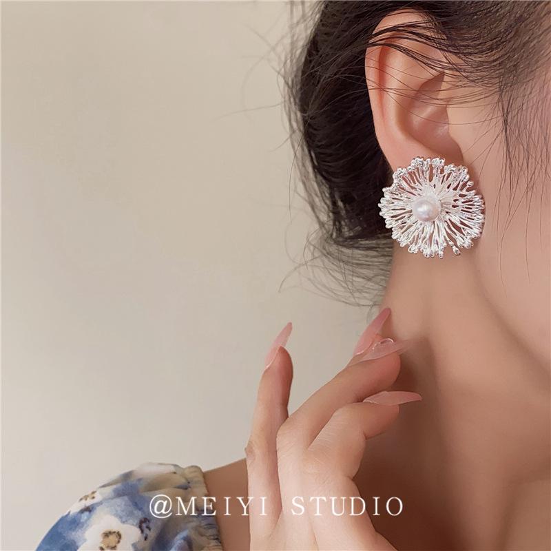 French Retro Metal Flower Stud Earrings - Stylish, High-End Design for a Smaller Looking Face.