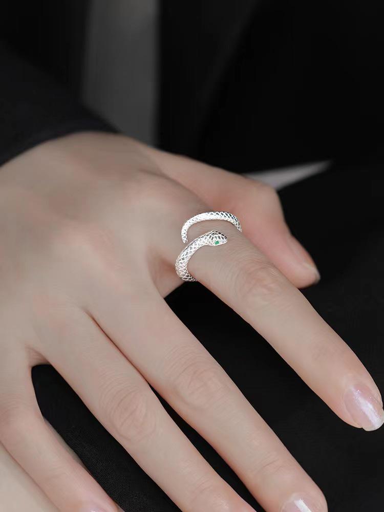 Niche Design Serpent Ring for Women – Fashionable, Versatile, High-End 2024 Style Open Index Finger Ring.