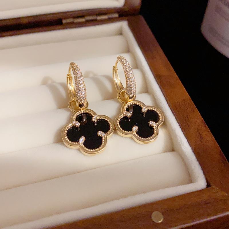 High-end Four-leaf Clover Earrings Subtly Luxurious Fashionable Retro-style and A Popular Choice Among Online Influencers