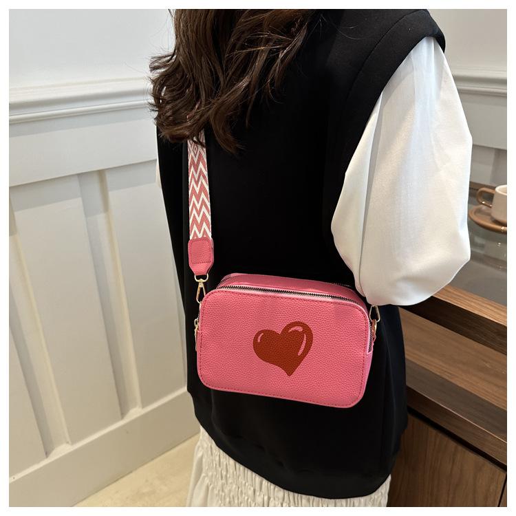 

Premium bag women s 2025 new Korean version of French personality small square bag casual fashion simple shoulder messenger bag розовый