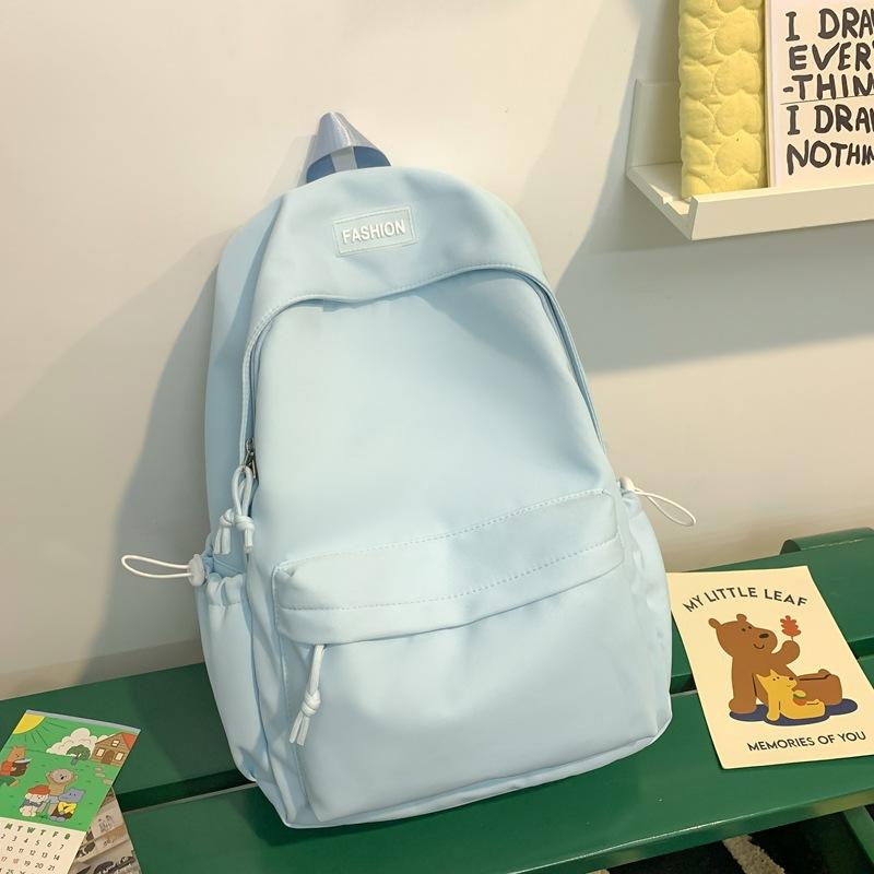 The schoolbag is fresh and sweet, and the solid color is versatile and simple. The schoolbag for junior high school students is light