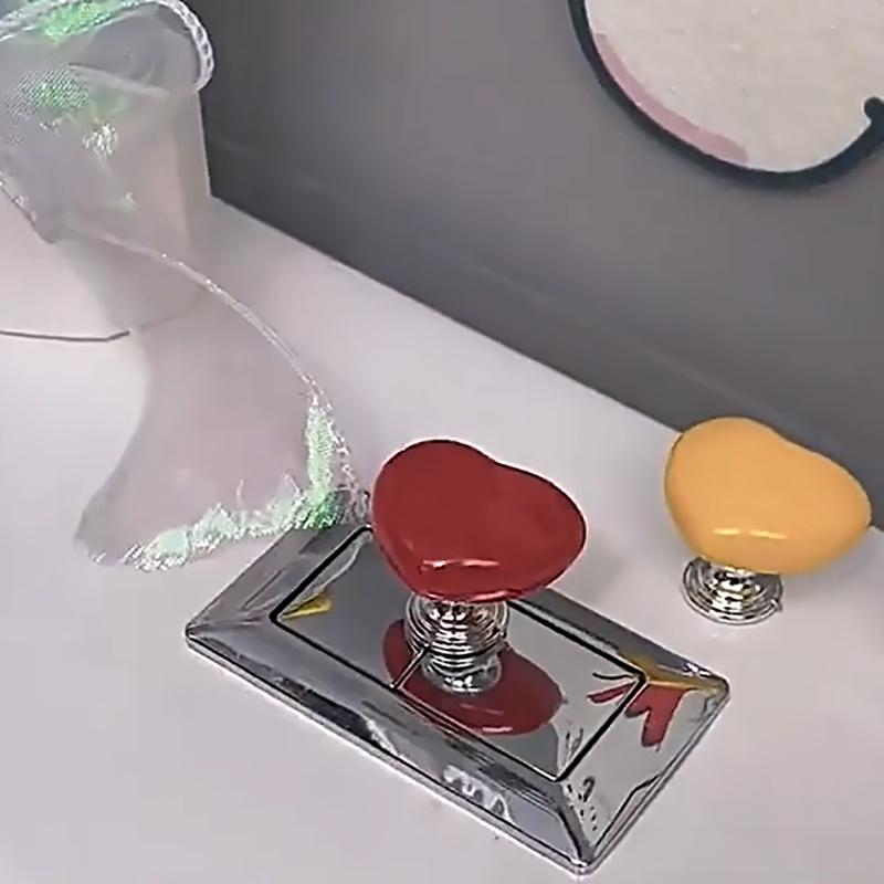 Rukoväť Toaleta Tlačidlo Tlačidlo v tvare srdca Tlačidlo Nádržka Tlačidlo Toaleta Dekorácia miestnosti Voda Tlačidlo splachovania Tlačidlo Home Tools
