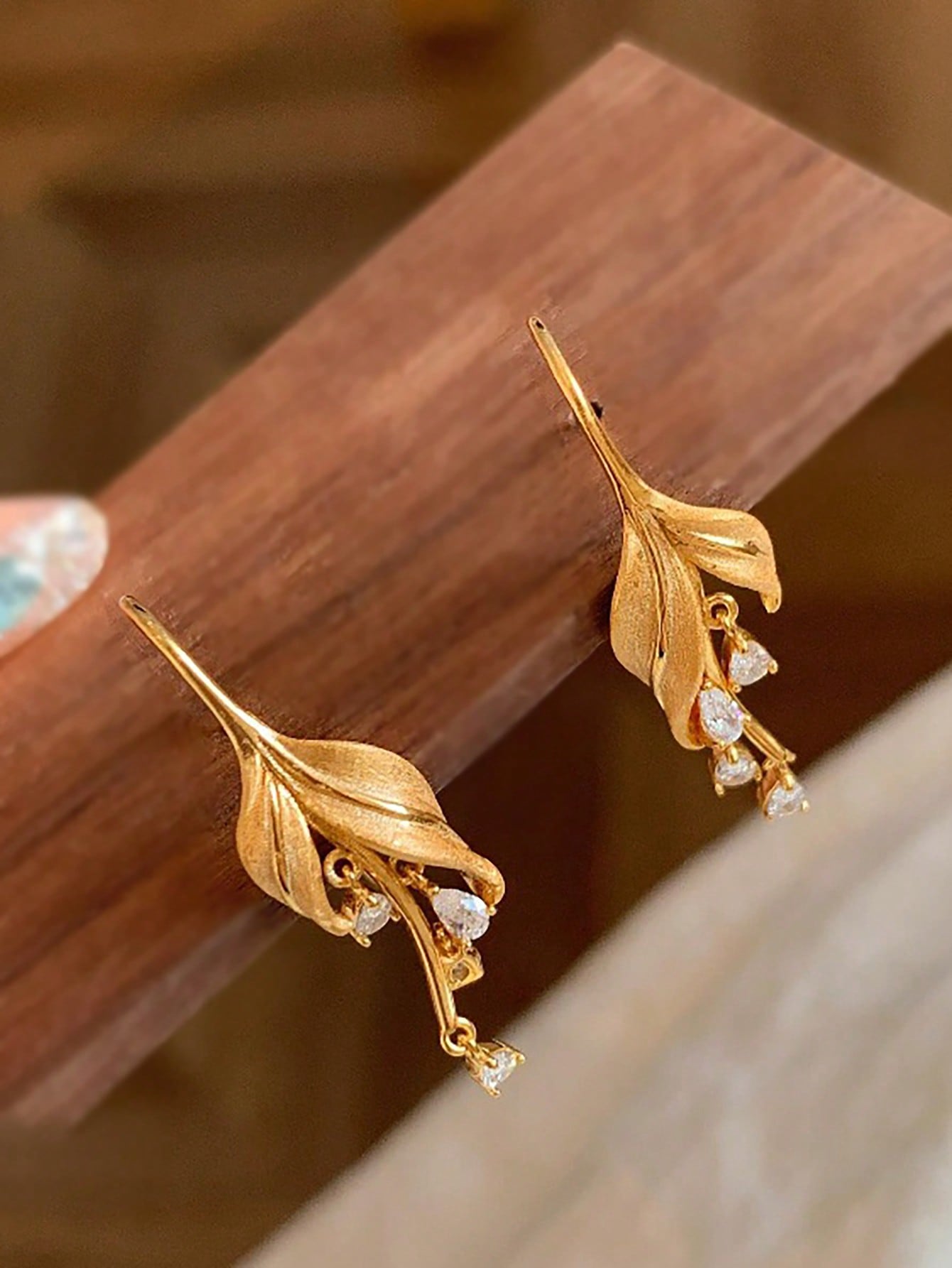 

Модные серьги-подвески для женщин золотой