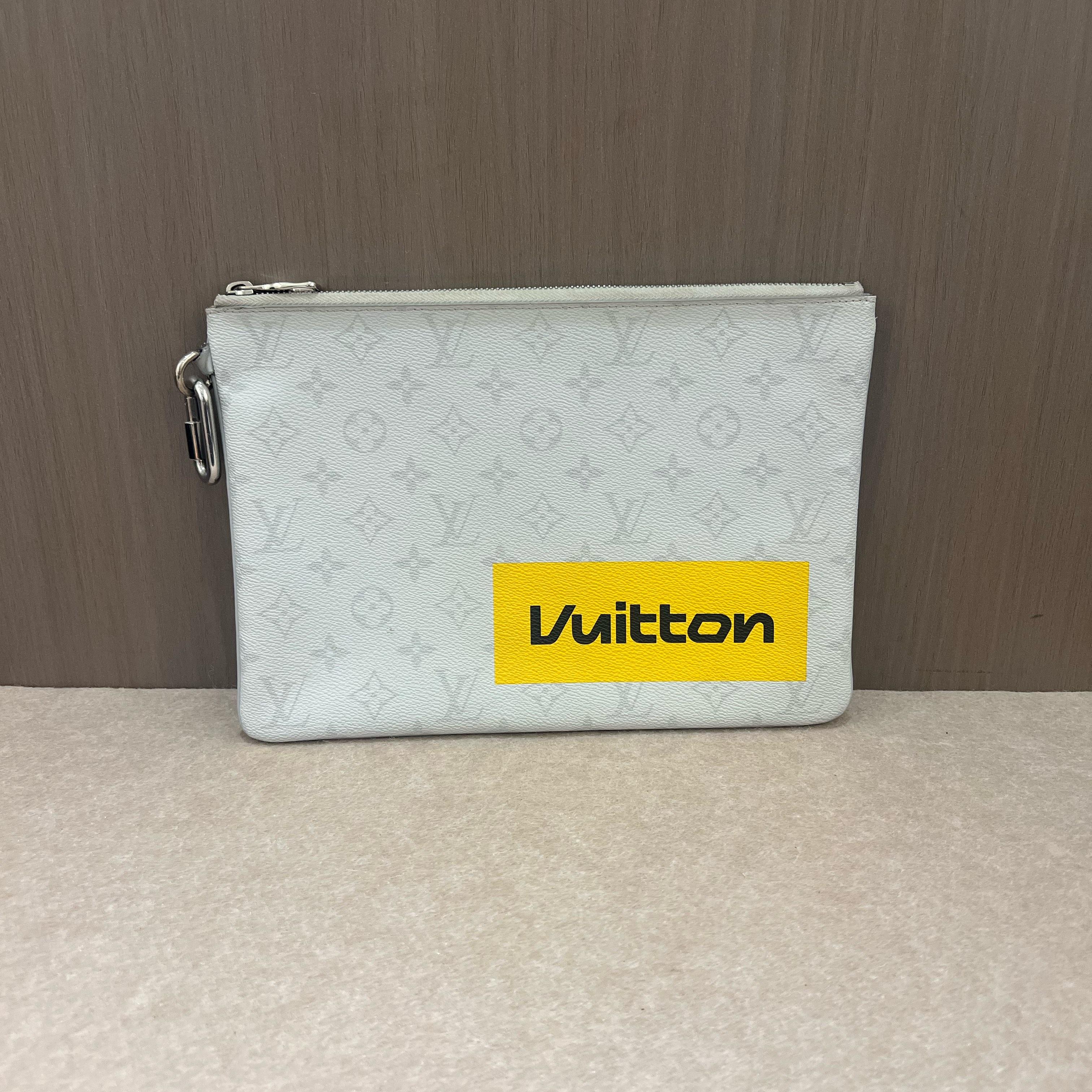 [Pre-Owned] Large Chain Pouch White Coated Canvas - Very Good #QB23CP ONE SIZE