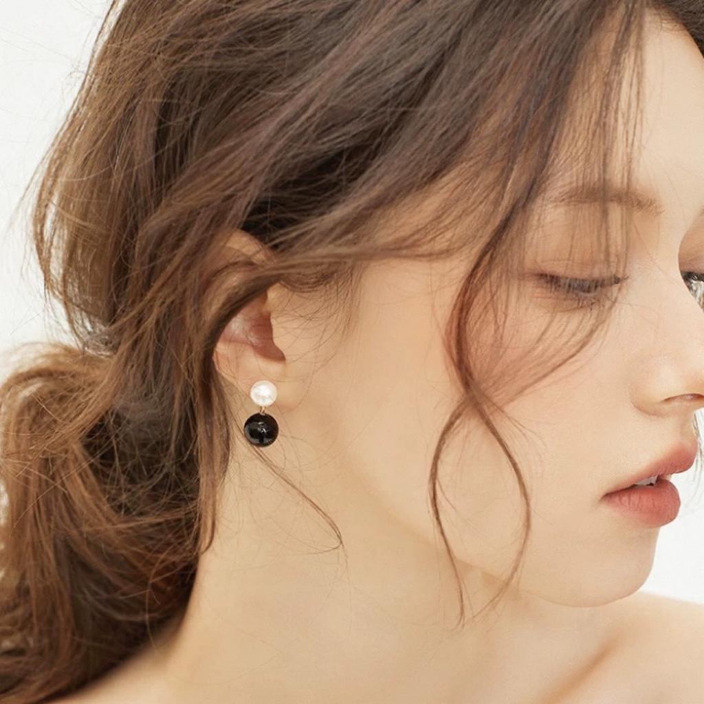 Black agate pearl stud earrings two-color double bead design freshwater pearl exquisite and versatile temperament fashionable French retro ears