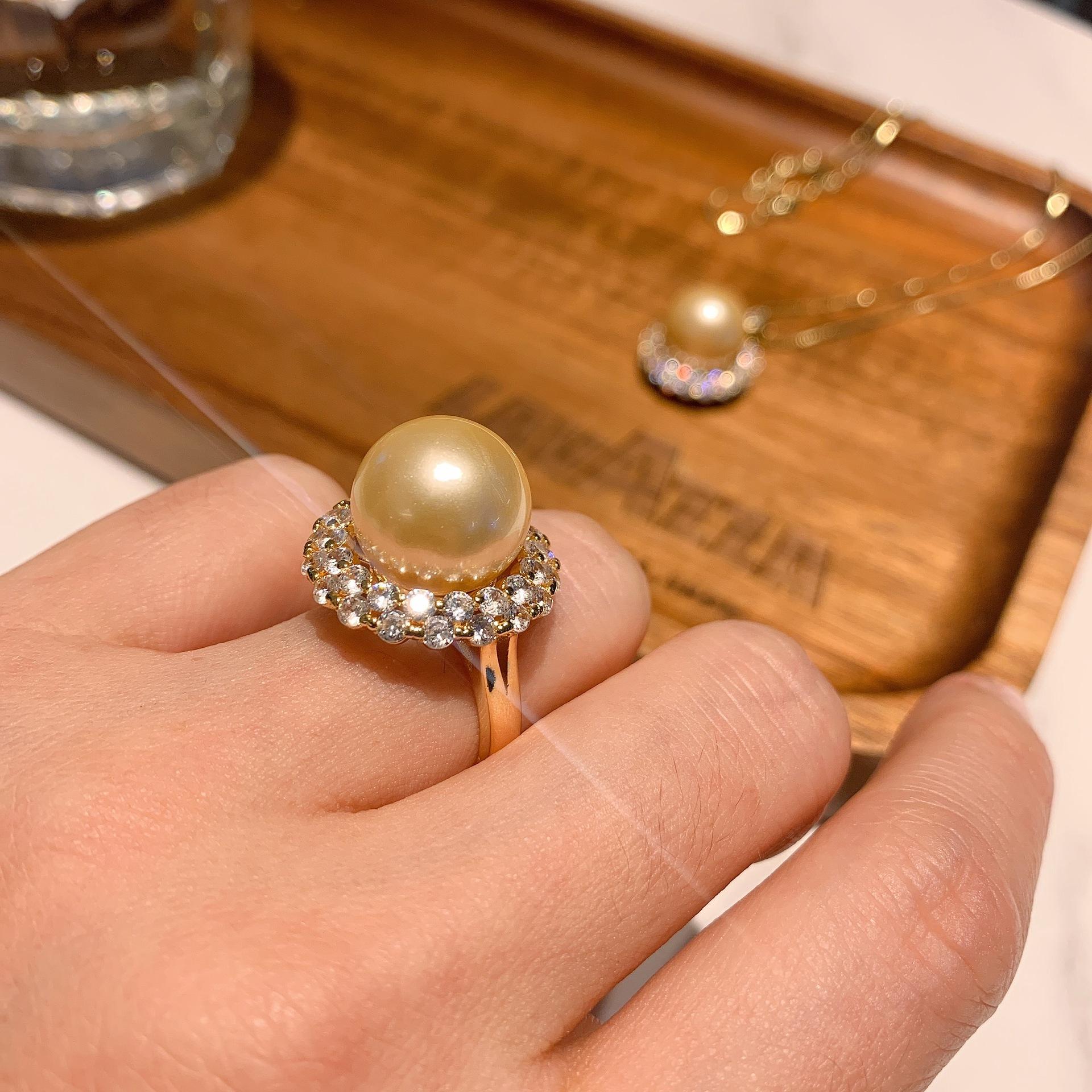 

Жемчужный костюм, кольцо с подвеской, женская мода