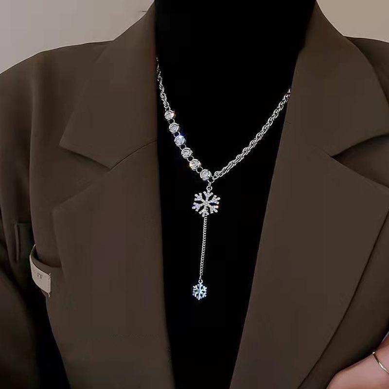 Light luxury niche design versatile collarbone chain sweater chain long female atmosphere high-end new popular necklace tide