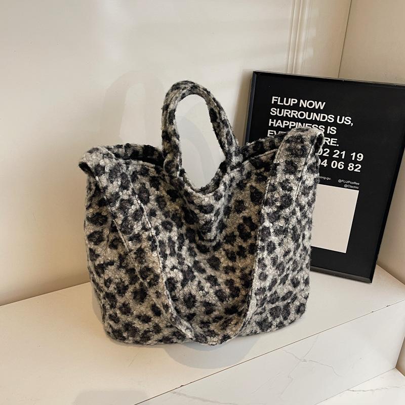 Winter Large Capacity Tote Bag Women's Bag Popular New Leopard Print Plush Bag Fashion Casual One-shoulder Plush Underarm Bag