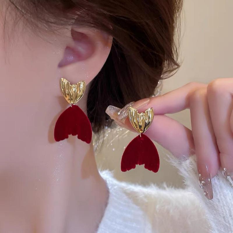2023 Elegant French Retro Fishtail Earrings - Versatile High-Class Studs