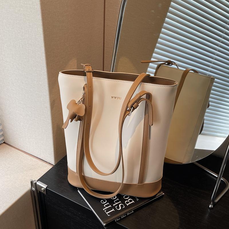 High-end large-capacity handbag bag women's new spring and summer contrasting color shoulder bag commuter tote bag