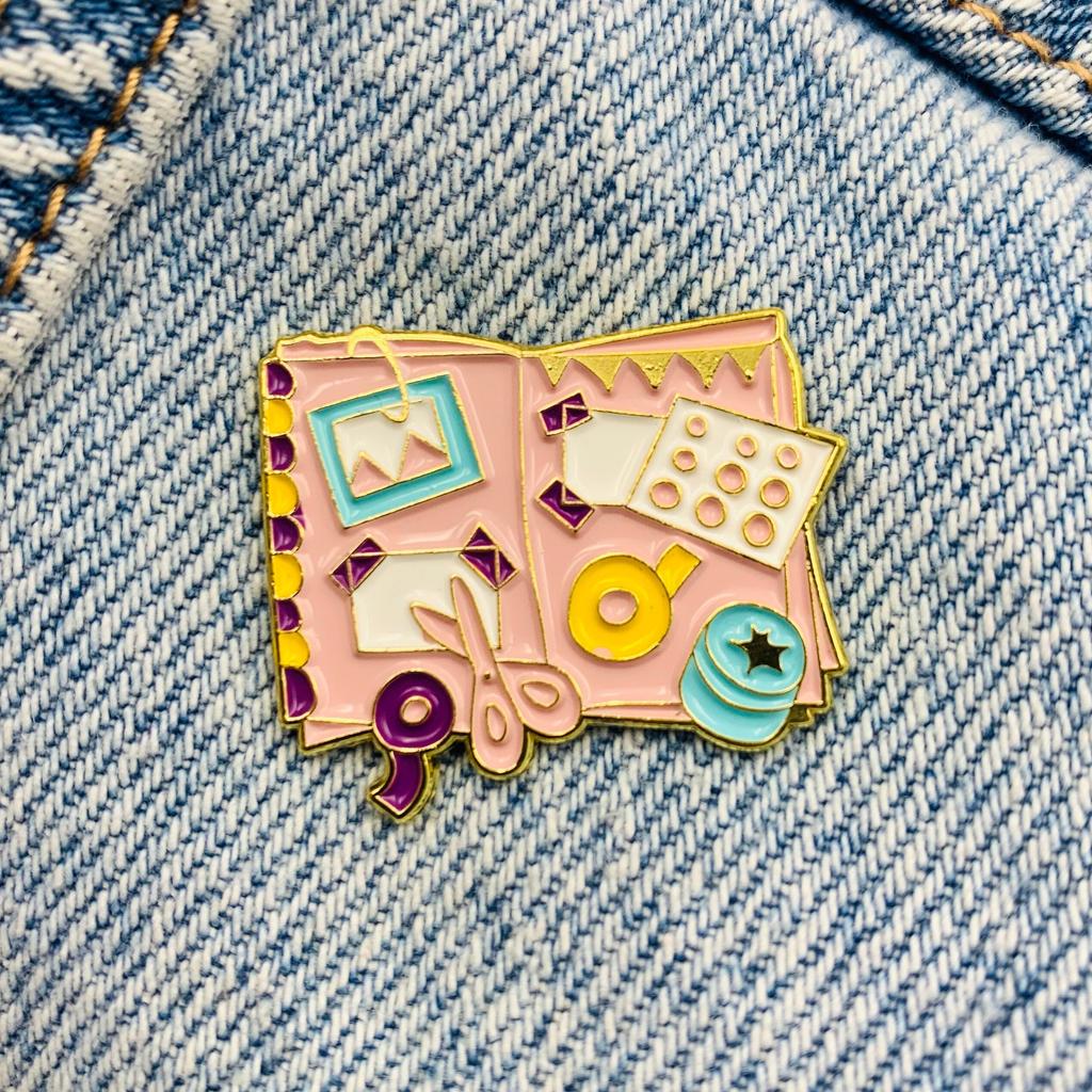 Neue Emaille Pin Nähmaschine Buch nähen Metall Stecker Geschenk Geburtstag 1 Stück