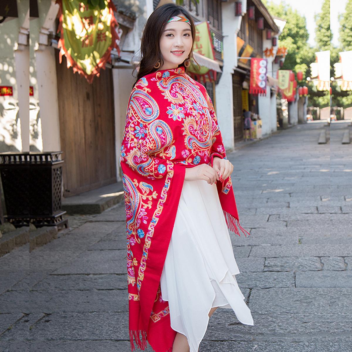 

New embroidered faux cashmere ethnic style paisley embroidered shawl cape for photoshoots in Chaka Salt Lake, thickened with tassels красный