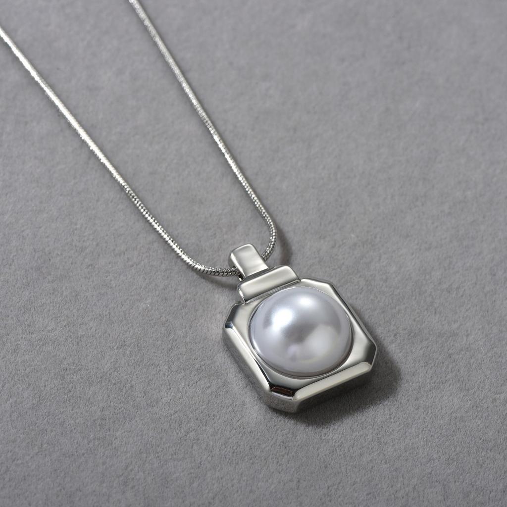 Simple And Fashionable Personality, Versatile Copper-Plated Platinum Inlaid Pearl Square Pendant, Collarbone Chain, Niche Design Necklace, Women