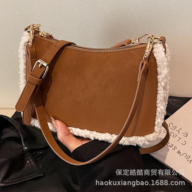 Korean niche underarm bag women's autumn and winter 2025 new trendy fashion plush casual suede shoulder small square bag