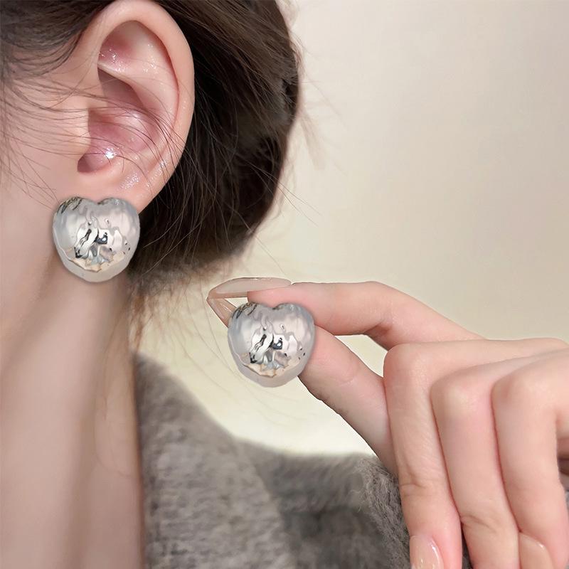 

Minimalist Matte Heart Shaped 925 Silver Stud Earrings - Geometric Diamond-Cut Design in Red.