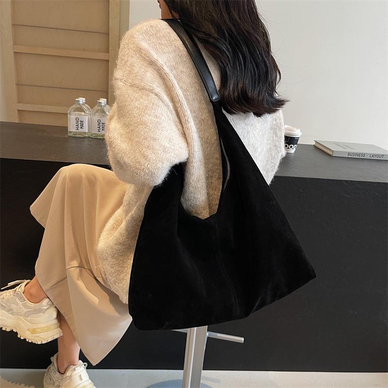 

Women s Retro Frosted Large Handbag - New Autumn/Winter High-End Commuter Tote with Large Capacity чорний