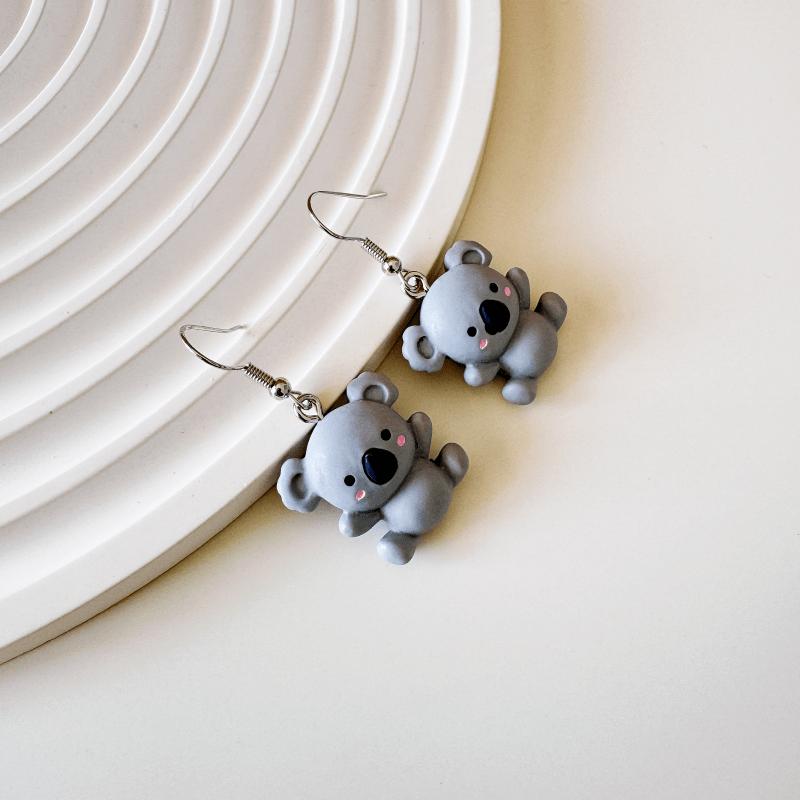 

A pair of 3D cute resin koala design pendant earrings, unique and cute, animal cartoon, suitable for daily wear or fun jewelry accessories as gifts. серый