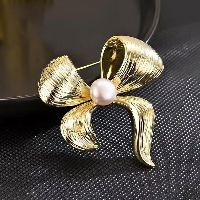 Broszka kokarda, Kobiecy urok, Broszka perłowa, Lekki luksus, Zmysł designu, Broszka do garnituru