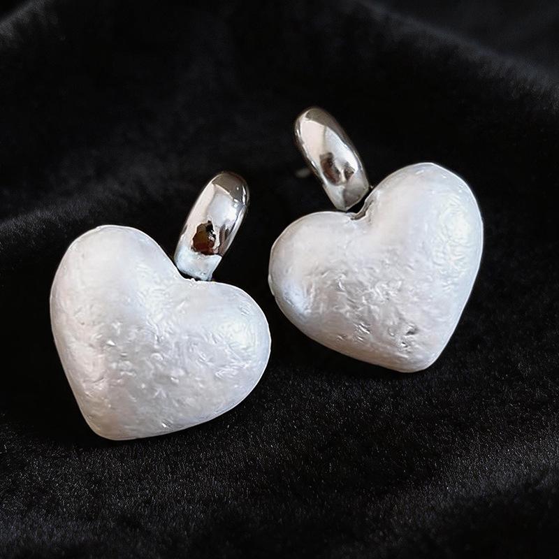 Elegant Heart-Shaped Pearl Stud Earrings, Face-Slimming Fashion, Silver Needle, Versatile, High-End Look