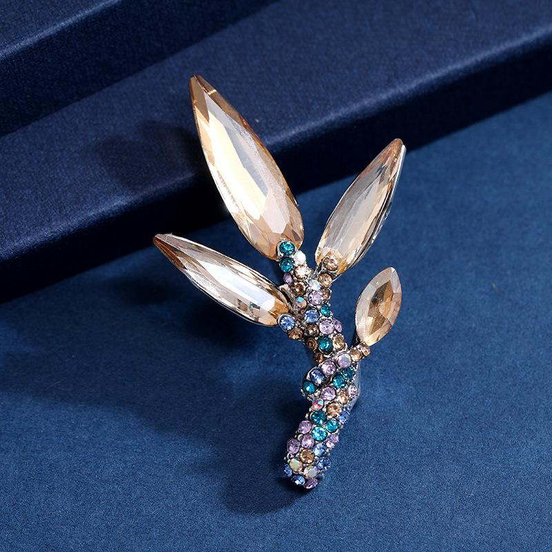 

Изящная хрустальная брошь в виде листа бамбука, высококлассная, женственная, модная, простая булавка, брошь от света, ретро-литературные аксессуары шампанского