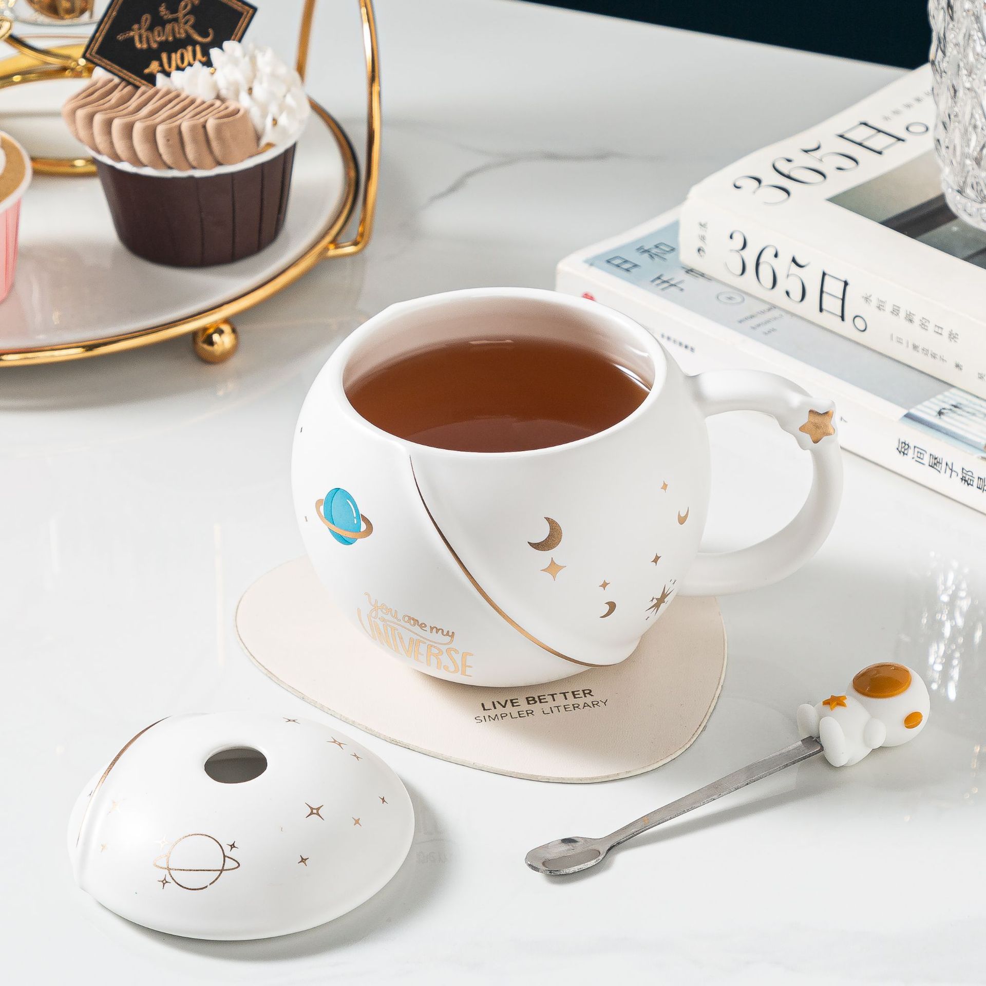 Astronaut Planet Mug with Lid Spoon Round Ceramic Cup Embossed Drinking Cup Creative White Porcelain 401-500ml