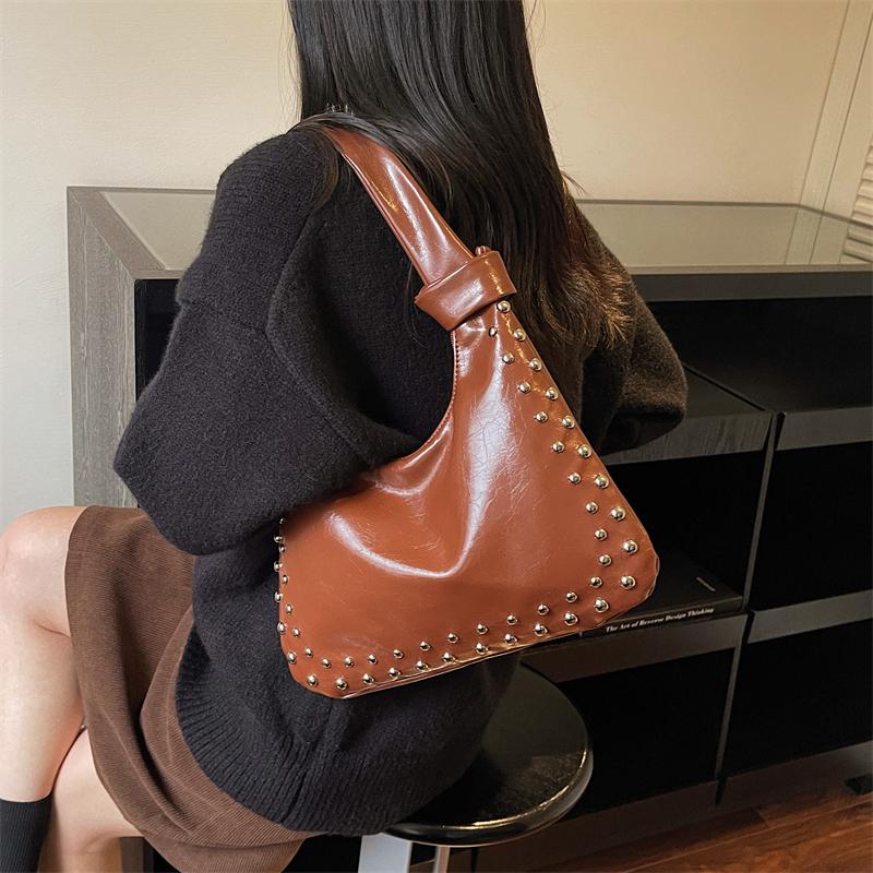Sac Hobo en Cuir pour Femme Sac à Bandoulière Riveté avec Détail Nœud