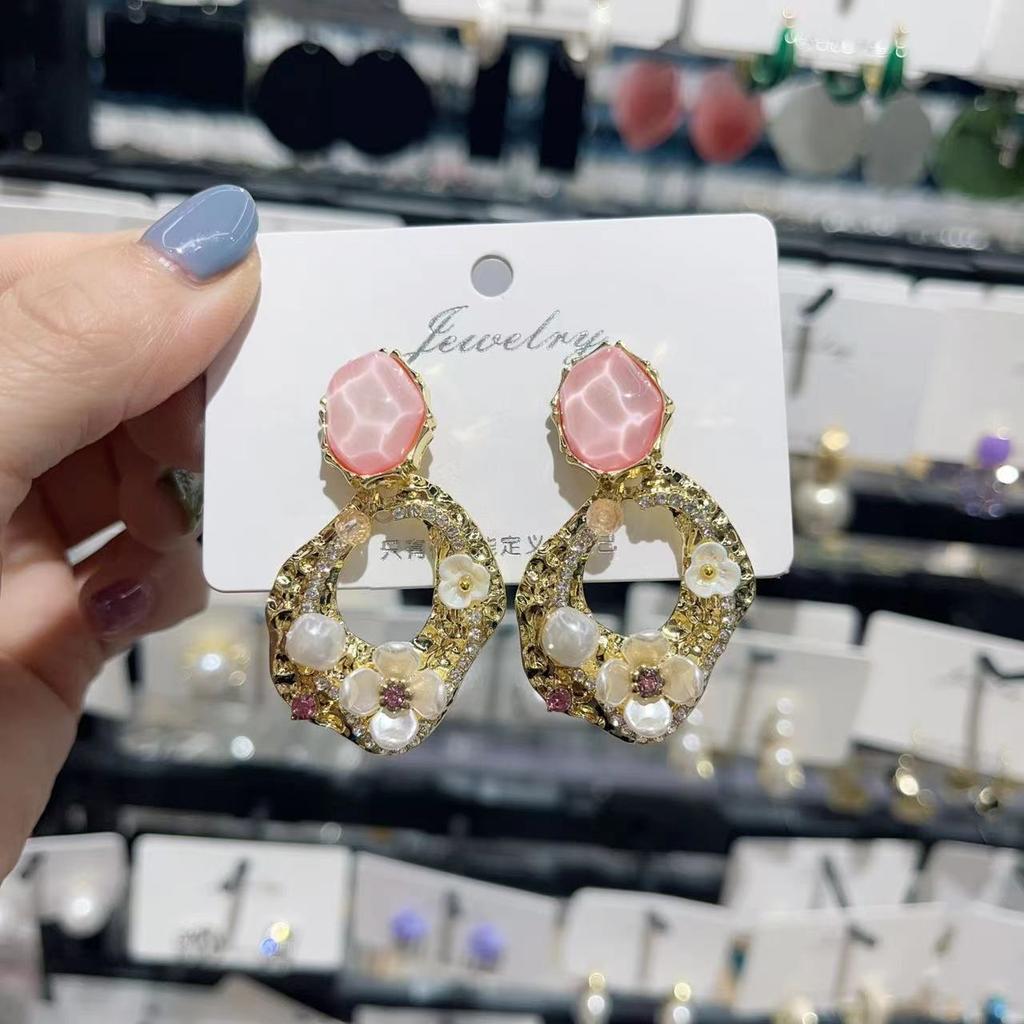Boucles d'oreilles fleuries tendance avec boucles d'oreilles vintage inspirées de perles, style léger de luxe et polyvalent