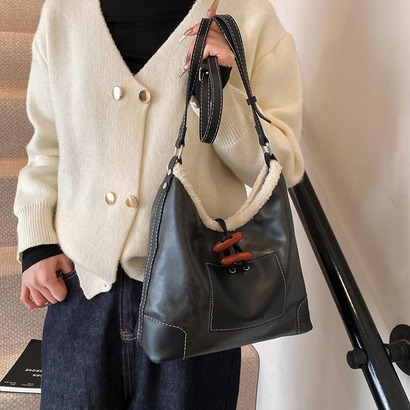 Autumn and Winter New Lamb Wool Splicing Fashionable and Casual Retro Tote Underarm Bag Trendy Bag