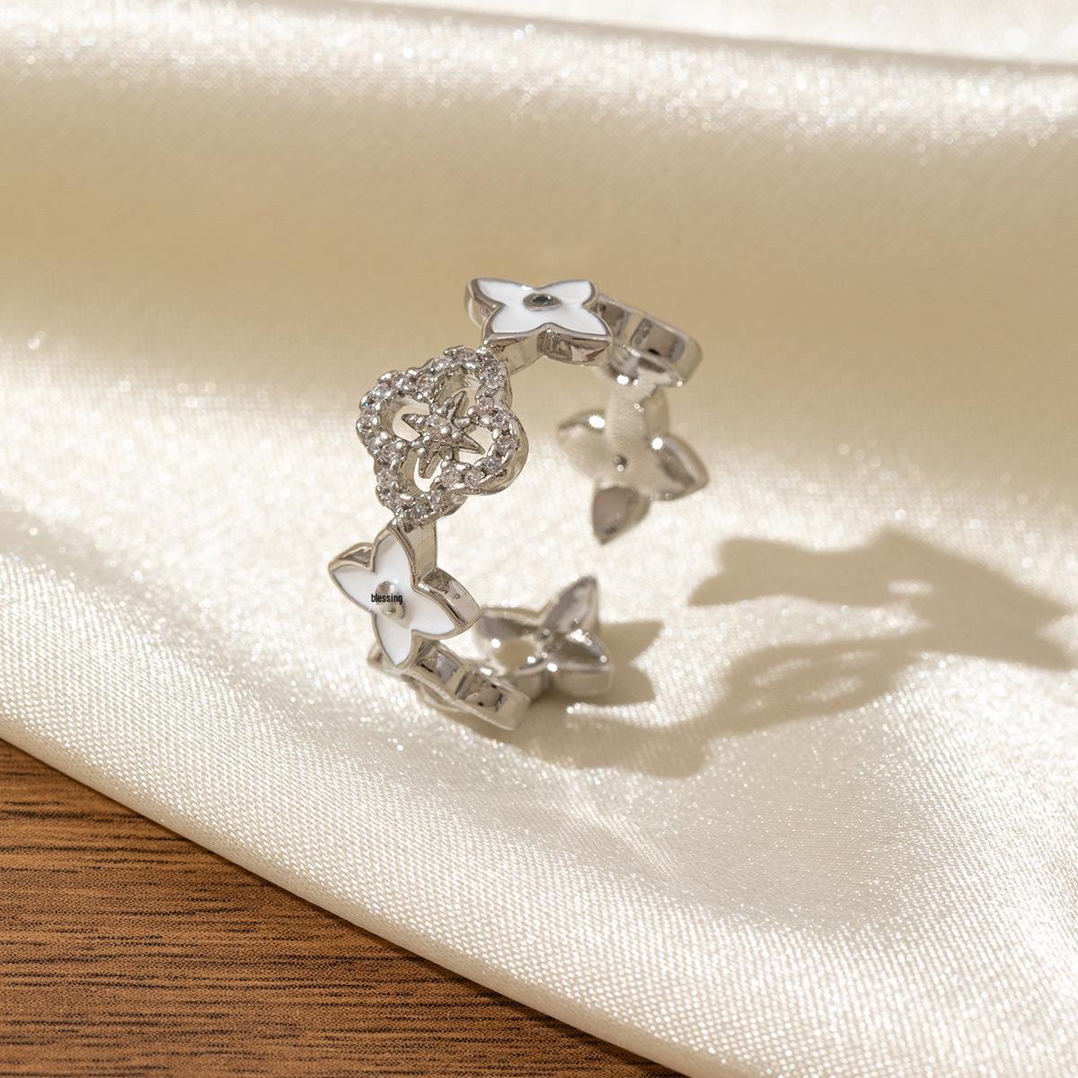 

Hollow Rhombus Two-Tone Diamond-Studded Four-Leaf Clover Zirconia Ring for Women Adjustable