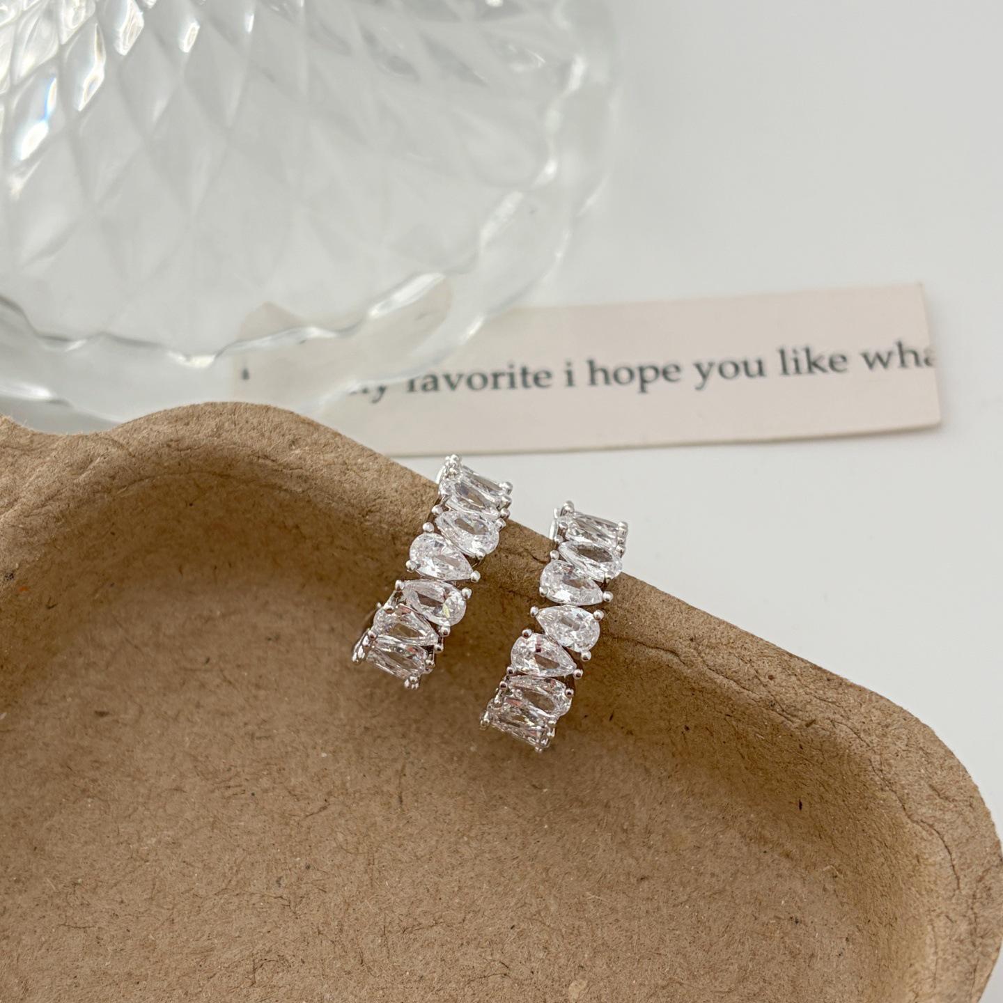 Elegant S925 Sterling Silver Zircon Circle Earrings - High-End Lustrous C-Shaped Design серебряный