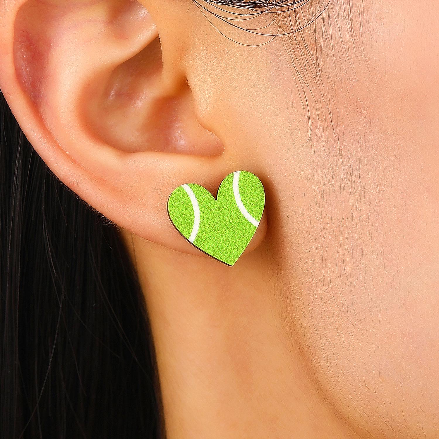 

Серьги-пусеты в виде спортивных мячей-сердец: Волейбол, Футбол, Баскетбол, Регби для женщин