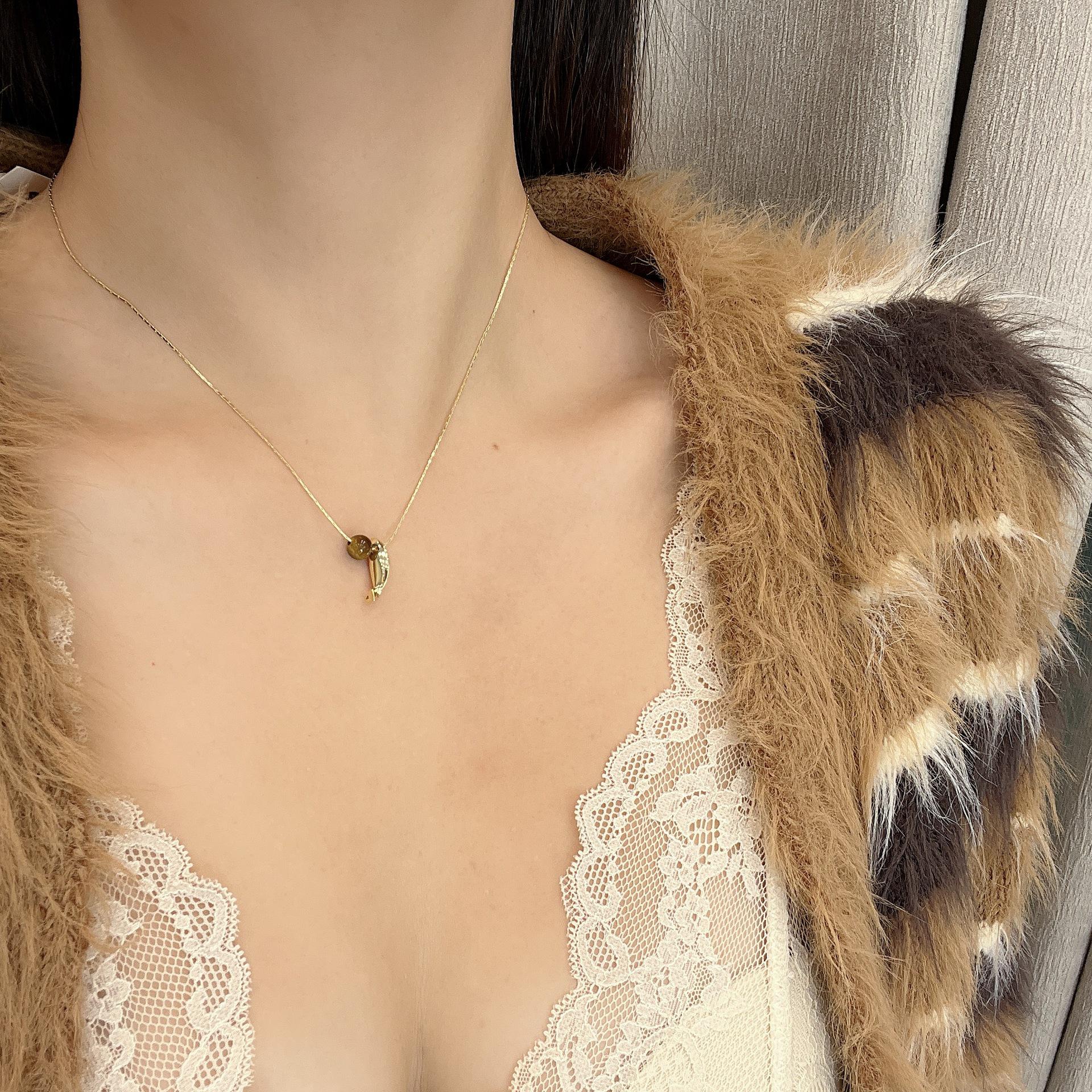 

Ожерелье из красного агата «Кои»: Ретро, универсальная, нишевая, высококачественная ключичная цепочка с современной китайской элегантностью