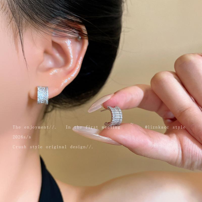 High-end Korean Light Luxury Fashion Stud Earrings, High-end Super Flash Full Diamond Earrings, Geometric Zircon, Unique Versatile Ear Jewelry