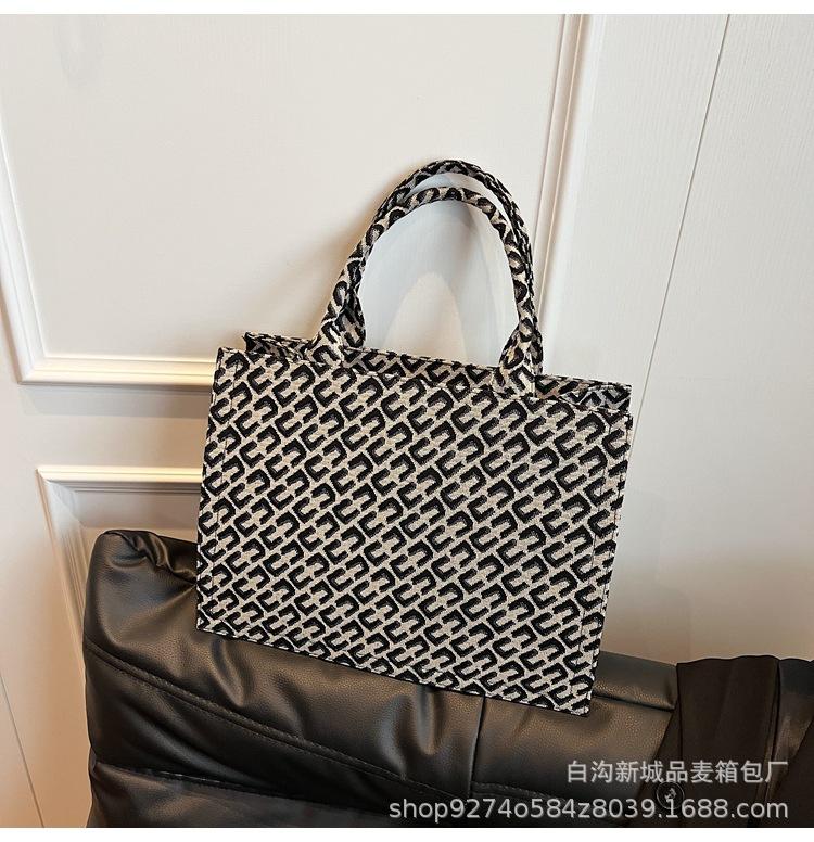 

Premium commuter light luxury handbag women s summer new versatile canvas tote bag women s large-capacity shoulder bag чёрный