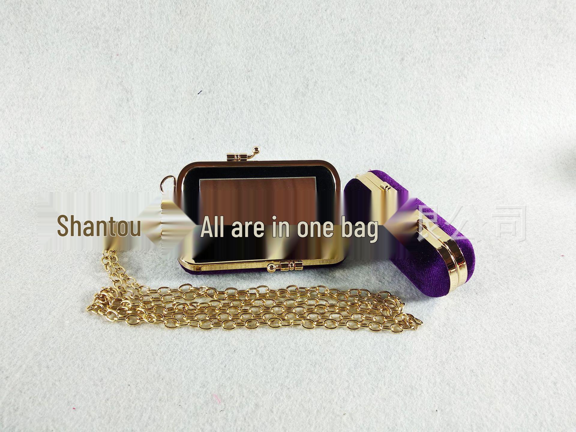 

Мини вельветовый футляр для помады с зеркальцем и цепочкой