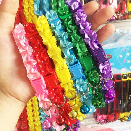 Süßes Blumendesign Hundehalsbänder Welpenhalskette mit Glockenanhänger für kleine Hunde